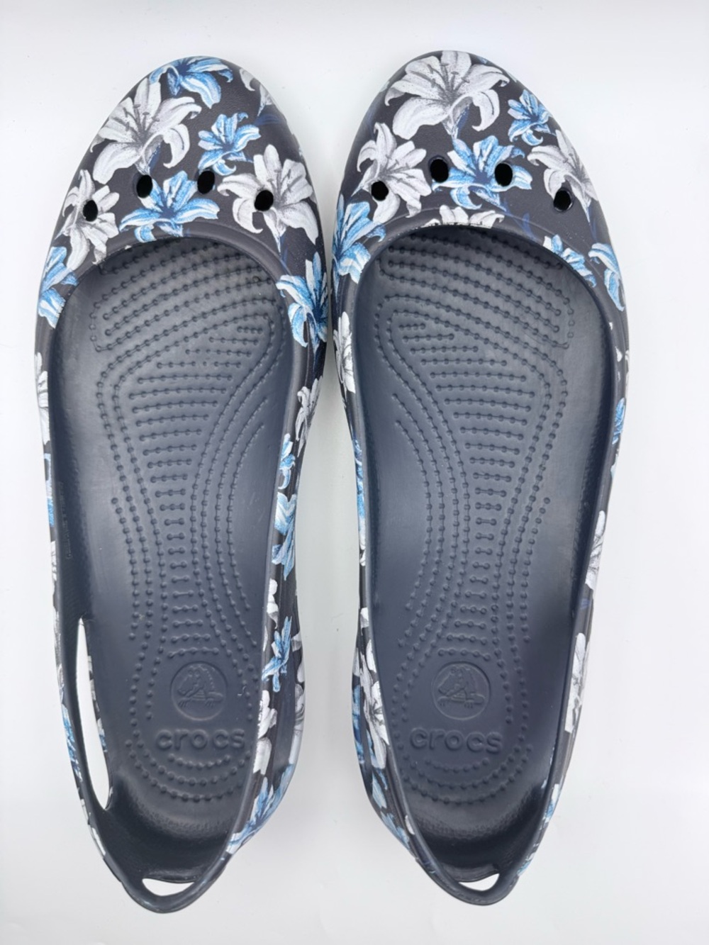 CROCS Kadee Navy Blue Floral Slip-On Flats Garden Cottagecore Comfort